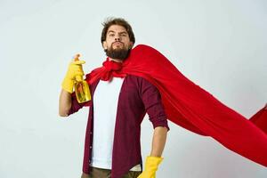 homem dentro vermelho capa de chuva borracha luvas limpeza profissional dever de casa foto