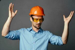 homem dentro laranja Difícil chapéu amarelo óculos construção segurança trabalhos foto