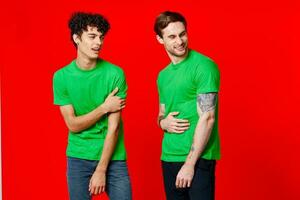 alegre amigos dentro verde Camisetas comunicação emoções isolado fundo foto