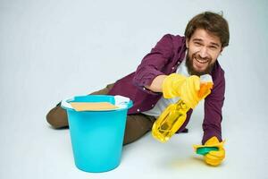 limpador com uma balde em a chão profissional detergente serviço foto