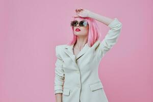 jovem mulher dentro branco blazer Rosa cabelo glamour cosméticos estúdio modelo inalterado foto