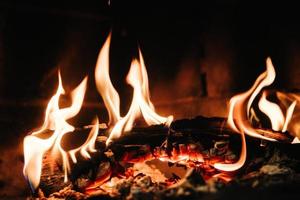 queimando fogo latente em uma lareira de pedra foto