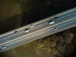 uma estrada ponte sobre a rio, ocupado a partir de uma quadrocopter. foto