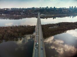 uma estrada ponte sobre a rio, ocupado a partir de uma quadrocopter. foto