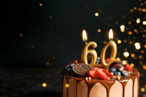 chocolate aniversário bolo com bagas, biscoitos e número sessenta dourado velas em Preto fundo, cópia de espaço foto