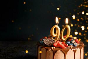 chocolate aniversário bolo com bagas, biscoitos e número noventa dourado velas em Preto fundo, cópia de espaço foto