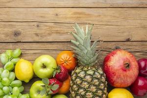 frutas frescas em uma mesa de madeira foto