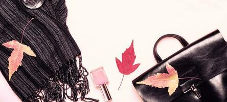 fêmea moda outono acessórios, sapatos e Bolsa em pastel cor fundo. beleza e moda conceito foto