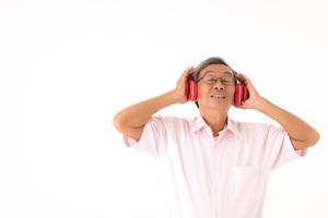 sênior asiático feliz por ouvir música online, isolado