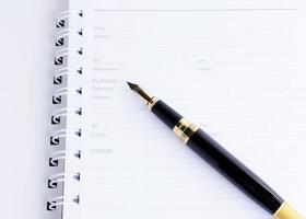 caneta-tinteiro na página de dados pessoais para o conceito de negócio foto