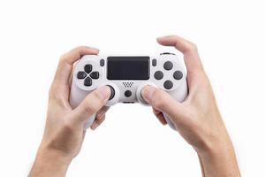 controle de joystick de jogos na mão isolado no fundo branco, console de videogame desenvolvido entretenimento interativo