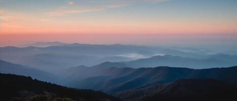 Visão a partir de a topo do montanha fundo. ai generativo foto