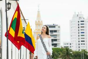 lindo mulher caminhando por aí cartagena de índias Próximo para a famoso relógio torre foto