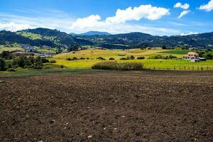 Visão do a fertil terras e a lindo montanhas do a município do la calera localizado em a Oriental gamas do a colombiano andes foto