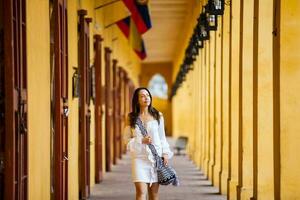 lindo mulher caminhando por aí a murado cidade dentro cartagena de índias foto