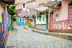 a colorida colonial ruas do gutatape, antioquia. Colômbia foto