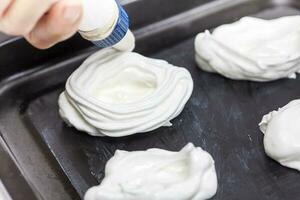 elaboração do merengues - pastelaria saco foto