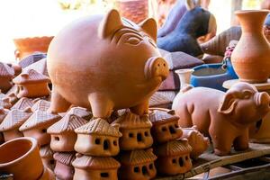 argila porquinho bancos às uma tradicional cerâmica fábrica dentro a lindo pequeno Cidade do raquira dentro Colômbia. cidade do panelas foto