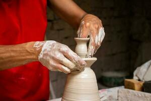 homem fazer cerâmico artigos em a oleiros roda dentro uma tradicional fábrica dentro a cidade do raquira localizado dentro a departamento do cundinamarca dentro Colômbia foto