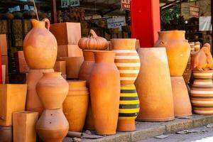 grande plantar panelas dentro a pequeno Cidade do raquira. a cidade do potes, Colômbia foto