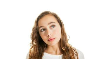 lindo jovem menina pensando ou tendo a idéia isolado em branco fundo foto