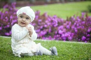 bebê menina às a jardim foto