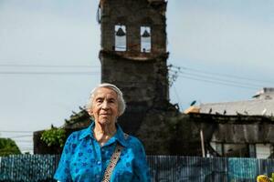 Senior mulher às a ruínas do a convento do santo domingo dentro a cidade do mariquita foto