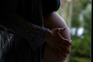 luz de fundo do uma jovem mulher esperando dela bebê - 38 semanas foto