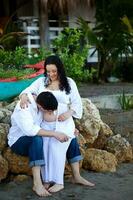 casal às a de praia esperando para seus bebê - 28 semanas foto