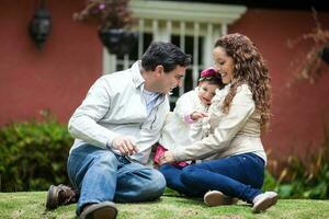 jovem pais tendo Diversão ao ar livre com seus 1 ano velho bebê garota. felicidade conceito. família conceito foto