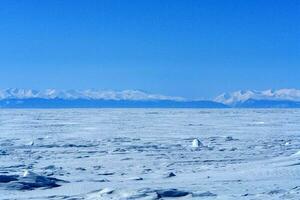 costa do lago baikal dentro inverno. neve e gelo em a baikal. foto