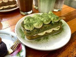 Tiramisu, italiano em camadas sobremesa com mascarpone creme, enfeitado com chá verde pó. foto