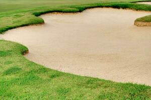 fundo estético de depósito de areia de campo de golfe, usado como obstáculos para competições de golfe por dificuldade e queda do curso por beleza. foto
