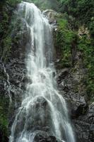 paisagem com cachoeira de um penhasco alto de uma montanha foto