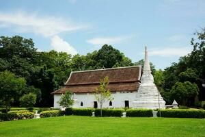 antigo phratad charrehang branco pagode dentro wat pum pratad têmpora dentro norte do Tailândia foto