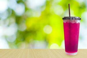 óculos do doce água Rosa refrigerante com gelo cubos refrigerante, suave ,verão bebidas com gelo foto