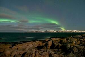 inverno teriberka. tarde polar panorama com a aurora boreal foto