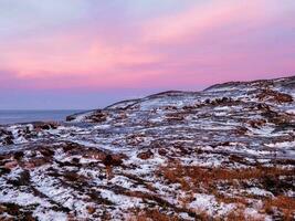 surpreendente nascer do sol panorama com polar branco Nevado alcance do montanhas foto