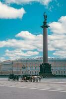 Visão inverno Palácio quadrado com transporte e cavalos dentro santo petersburgo. Rússia foto