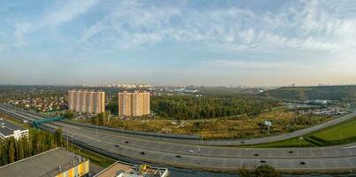 arredores do Moscou. panorama do uma Largo rodovia dentro a industrial área do uma moderno metrópole. aéreo visualizar. foto