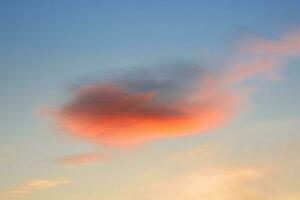 a céu às pôr do sol. uma brilhante vermelho nuvem dentro a tarde céu. foto