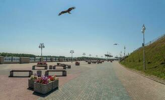 Novo pavimentou aterro com flor camas dentro barnaul. foto