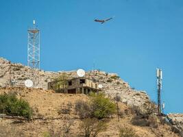 Móvel comunicação torre dentro a montanhas. foto