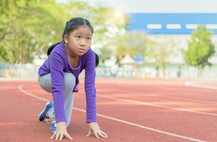 alegre fofa menina dentro pronto posição para corre em acompanhar, foto