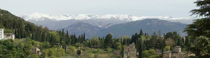 panorâmico Visão do serra nevada montanhas a partir de granada, Andaluzia, Espanha foto