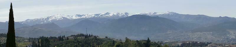 panorâmico Visão do serra nevada montanhas a partir de granada, Andaluzia, Espanha foto