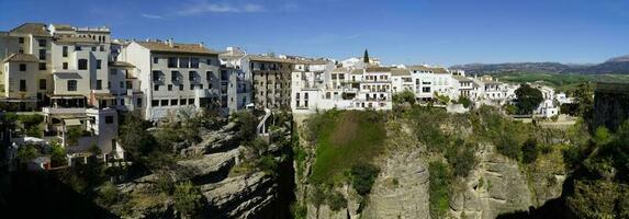 casas em uma penhasco dentro ronda, Andaluzia, Espanha - panorama foto