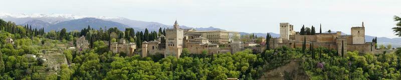 panorâmico Visão do alhambra fortaleza dentro granada, Andaluzia, Espanha foto