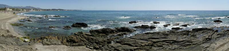 pedras em mar costa dentro cala de mijas, Espanha - panorama foto