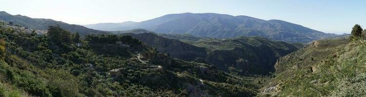 panorâmico Visão do montanha alcance dentro lanjaron cidade, Andaluzia, Espanha foto